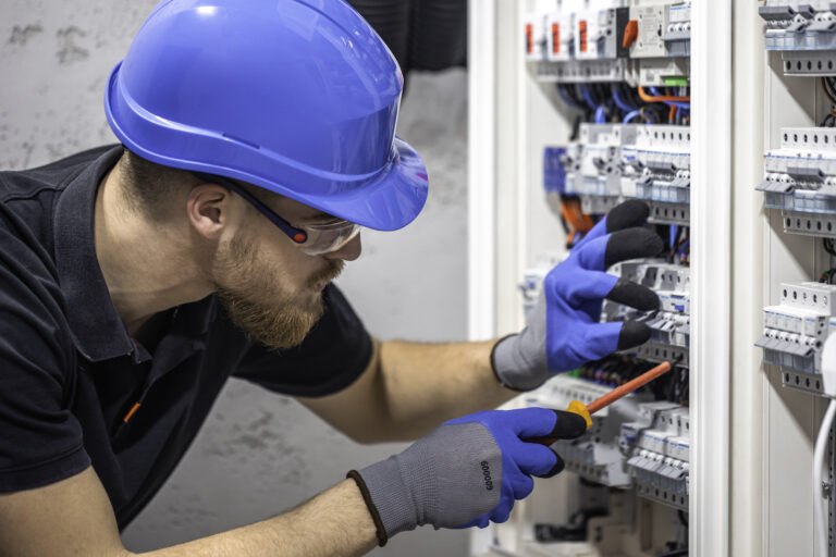 Male electrical technician working in a switchboard with fuses. Installation and connection of electrical equipment. SSUCv3H4sIAAAAAAAACpySz26DMAzG75P2DijnIhVoGOxVqh1M4haraVIlodNU9d2XP1Bl193wz/ZnfzGP97eqYhM4EuyzesQoxKTU4rwFT0YHvN+t3KKWaEtyt12/LwFQGaEkbyyBKuEEXswarhigXpSK+JmSzHnwi0MXd1mRAI/noJHhSyIvfMxxtSVSMnSEFGO7grllSmxDWfxfnfnj62X4jFr8pIULIxYVQjZyzKXs8u3RXktrsEgyhau7EaBiQVcoAd3Awp++myVB+lwQ4+d0l01JmEV7G7d6mWHKmBtMKr76KYzBjc/gXCiXGy9mi/AXmGsxRxufPK2qTIbjxLDpOs6Hjvd73nLO20OzFuSDzhR00jqbUIjFhWTpiuIGTDbQoRjb+qNvZX0YTrIexonX2I7jAftmGhoZbvH8BQAA//8DADGRwUq5AgAA